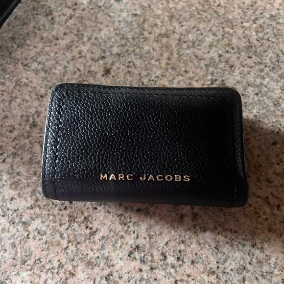 Marc Jacobs Black Pebbled Leather Slim Card Holder with Gold Logo - Picture 16 of 16